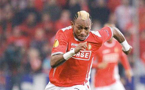 Tiền đạo người Bỉ, Mohammed Tchite có kiểu tóc khá lạ. Tiền đạo người Bỉ, Mohammed Tchite có kiểu tóc khá lạ.