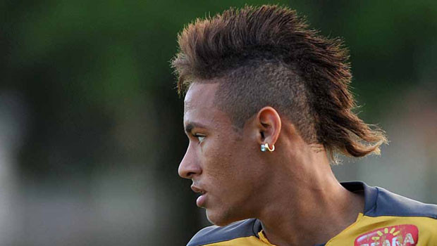 Còn đây là kiểu tóc của tiền đạo Neymar. Còn đây là kiểu tóc của tiền đạo Neymar.