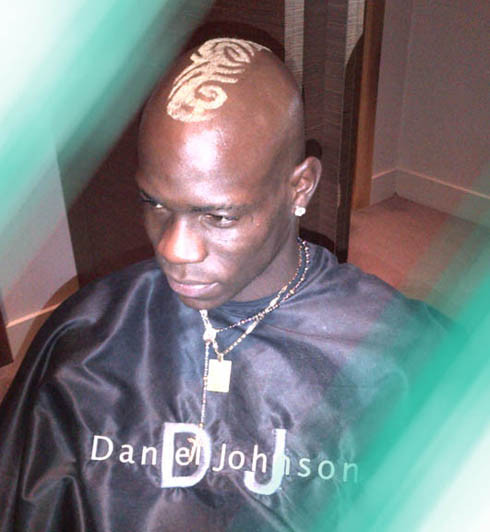 Kiểu đầu Mohican cách điệu của Balotelli. Kiểu đầu Mohican cách điệu của Balotelli.