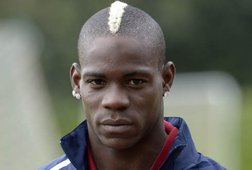 Còn đây là kiểu tóc hiện tại của tiền đạo Man City. Còn đây là kiểu tóc hiện tại của tiền đạo Man City.