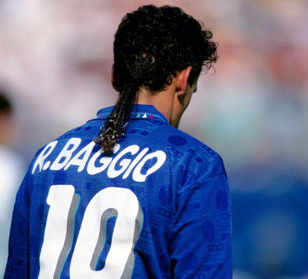 Kiểu tóc đuôi ngựa của Roberto Baggio. Kiểu tóc đuôi ngựa của Roberto Baggio.