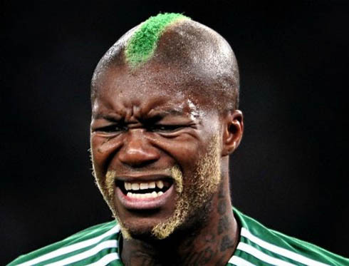 Djibril Cisse có kiểu tóc siêu dị. Djibril Cisse có kiểu tóc siêu dị.