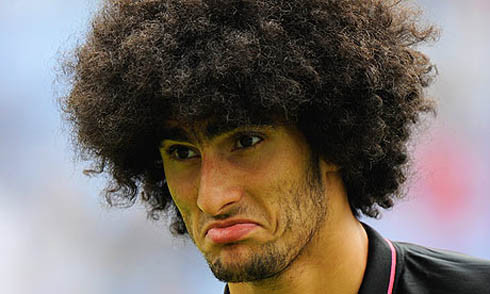 Tiền vệ Fellaini với kiểu tóc xù độc đáo. Tiền vệ Fellaini với kiểu tóc xù độc đáo.