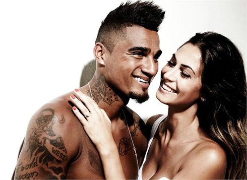 Bước lên sàn catwalk từ năm 16 tuổi, Melissa Satta nhanh chóng nổi tiếng nhờ khả năng trình diễn điêu luyện. Tính ra, Melissa Satta có thâm niên làm người mẫu được 9 năm. Sở hữu khuôn mặt xinh đẹp cùng với đường cong hoàn hảo (88-60-90), Melissa khiến tiền vệ người Ghana phải điêu đứng ngay lần đầu gặp… Bước lên sàn catwalk từ năm 16 tuổi, Melissa Satta nhanh chóng nổi tiếng nhờ khả năng trình diễn điêu luyện. Tính ra, Melissa Satta có thâm niên làm người mẫu được 9 năm. Sở hữu khuôn mặt xinh đẹp cùng với đường cong hoàn hảo (88-60-90), Melissa khiến tiền vệ người Ghana phải điêu đứng ngay lần đầu gặp…