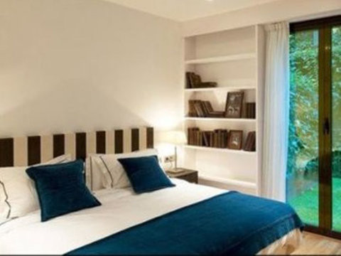 Căn biệt thự Messi mới tậu vô cùng sang trọng và hoàn hảo. Với diện tích lên đến 400 mét vuông, căn biệt thự được thiết kế 1 tầng trệt và 2 tầng lầu, bao gồm 4 phòng ngủ, phòng khách, phòng bếp đầy đủ tiện nghi. Ngoài ra còn có sân vườn, bể bơi…