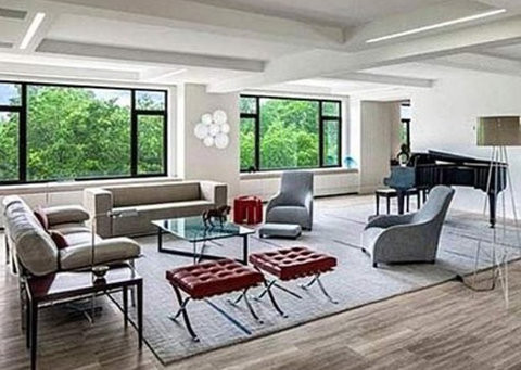 Đây là khu vực VIP có rất nhiều nhân vật quan trọng của Hoàng gia Tây Ban Nha sinh sống. Tính tổng cộng, có thêm 15 căn biệt thự khác nằm cạnh nhà mới của tiền đạo Barcelona, hầu hết đều thuộc quyền sở hữu của Hoàng gia. Chính vì vậy, an ninh khu vực này cực tốt.