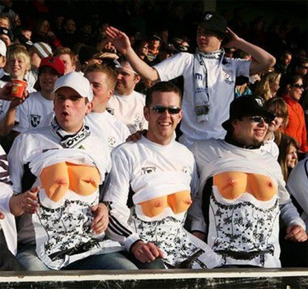 Các CĐV nam này quả là có óc khôi hài. Các CĐV nam này quả là có óc khôi hài.