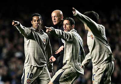 Trọng tài ơi! Chính nó ném bóng vào đầu ông đấy ạ! Trọng tài ơi! Chính nó ném bóng vào đầu ông đấy ạ!