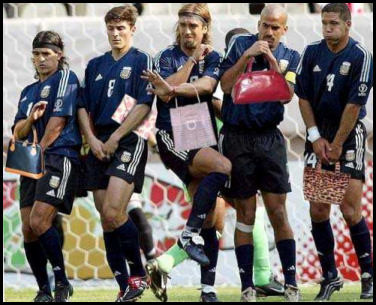 Thế này mới gọi là làm hàng rào (ảnh ghép). Thế này mới gọi là làm hàng rào (ảnh ghép).