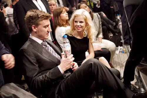 Trước đó, chân sút người Đan Mạch có mối tình sâu đậm với người đẹp hơn mình một giáp Caroline Luel-Brockdorff. Sau khi có một cậu con trai và gắn bó hơn một năm thì cặp đôi này chia tay do không có cùng quan điểm sống.Từ đầu năm nay, Bendtner cặp kè với cô người mẫu kiêm diễn viên đồng hương xinh đẹp Julie Zangenberg.