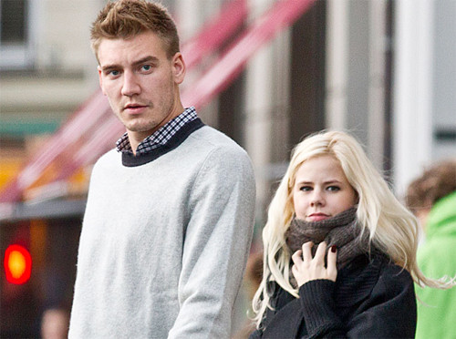 Trước đó, chân sút người Đan Mạch có mối tình sâu đậm với người đẹp hơn mình một giáp Caroline Luel-Brockdorff. Sau khi có một cậu con trai và gắn bó hơn một năm thì cặp đôi này chia tay do không có cùng quan điểm sống.Từ đầu năm nay, Bendtner cặp kè với cô người mẫu kiêm diễn viên đồng hương xinh đẹp Julie Zangenberg. Trước đó, chân sút người Đan Mạch có mối tình sâu đậm với người đẹp hơn mình một giáp Caroline Luel-Brockdorff. Sau khi có một cậu con trai và gắn bó hơn một năm thì cặp đôi này chia tay do không có cùng quan điểm sống.Từ đầu năm nay, Bendtner cặp kè với cô người mẫu kiêm diễn viên đồng hương xinh đẹp Julie Zangenberg.