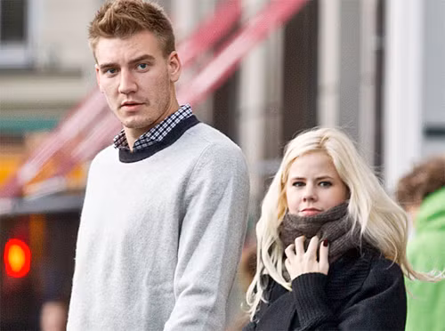 Trước đó, chân sút người Đan Mạch có mối tình sâu đậm với người đẹp hơn mình một giáp Caroline Luel-Brockdorff. Sau khi có một cậu con trai và gắn bó hơn một năm thì cặp đôi này chia tay do không có cùng quan điểm sống.Từ đầu năm nay, Bendtner cặp kè với cô người mẫu kiêm diễn viên đồng hương xinh đẹp Julie Zangenberg.