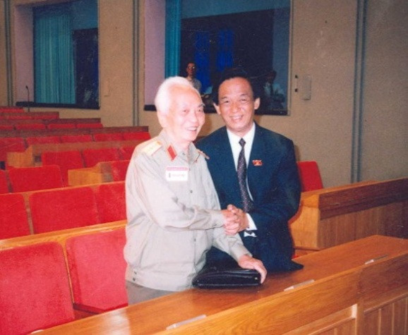 GS Nguyễn Lân Dũng luôn coi mình là người may mắn khi được nhiều lần gặp và được chụp ảnh cùng Đại tướng Võ Nguyên Giáp