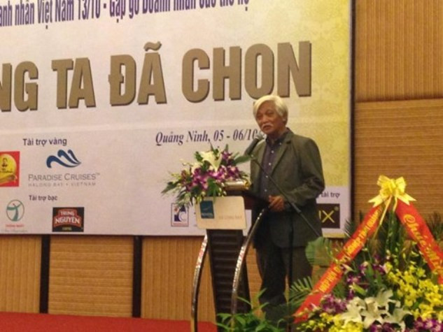 Nhà sử học Dương Trung Quốc nghẹn ngào đọc bức tâm thư của Đại tướng Võ Nguyên Giáp tại Chương trình kỷ niệm ngày Doanh nhân Việt Nam 13/10 do Câu lạc bộ các nhà Công thương Việt Nam tổ chức mới đây. Nhà sử học Dương Trung Quốc nghẹn ngào đọc bức tâm thư của Đại tướng Võ Nguyên Giáp tại Chương trình kỷ niệm ngày Doanh nhân Việt Nam 13/10 do Câu lạc bộ các nhà Công thương Việt Nam tổ chức mới đây.