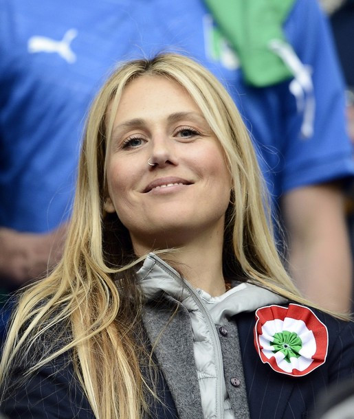 Novella Benini, vợ của của HLV trưởng Italy - Cesare Prandelli gửi cả trái tim với tình cảm nồng cháy cho đội tuyển của mình. Novella Benini, vợ của của HLV trưởng Italy - Cesare Prandelli gửi cả trái tim với tình cảm nồng cháy cho đội tuyển của mình.