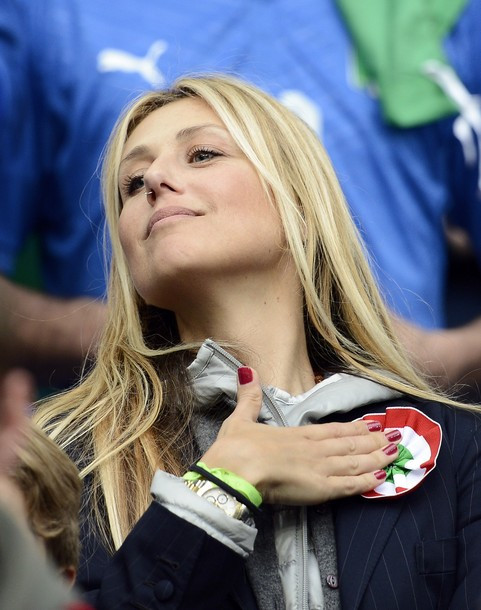 Novella Benini, vợ của của HLV trưởng Italy - Cesare Prandelli gửi cả trái tim với tình cảm nồng cháy cho đội tuyển của mình. Novella Benini, vợ của của HLV trưởng Italy - Cesare Prandelli gửi cả trái tim với tình cảm nồng cháy cho đội tuyển của mình.