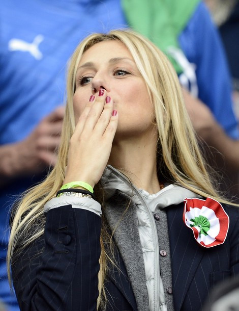 Novella Benini, vợ của của HLV trưởng Italy - Cesare Prandelli gửi cả trái tim với tình cảm nồng cháy cho đội tuyển của mình. Novella Benini, vợ của của HLV trưởng Italy - Cesare Prandelli gửi cả trái tim với tình cảm nồng cháy cho đội tuyển của mình.