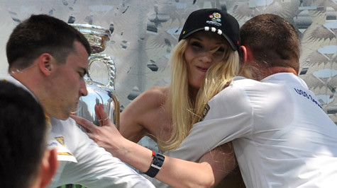 Trong một buổi trưng bày cúp Euro tại Kiev, nhóm bảo vệ nữ quyền Ukraine FEMEN đã tìm cách lấy cúp như một hành động bảo vệ nữ giới mùa Euro 2012 -Ảnh: Reuters Trong một buổi trưng bày cúp Euro tại Kiev, nhóm bảo vệ nữ quyền Ukraine FEMEN đã tìm cách lấy cúp như một hành động bảo vệ nữ giới mùa Euro 2012 -Ảnh: Reuters