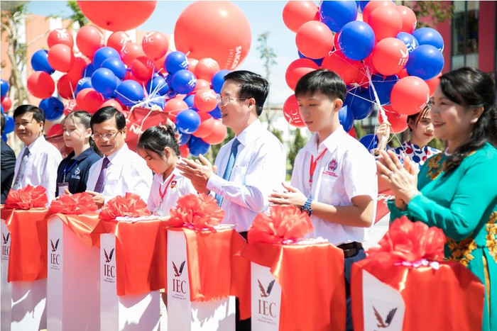 Mặc dù thời tiết nắng nóng nhưng Trưởng Ban Tuyên giáo Trung ương vẫn dành thời gian đến tham quan các khu học tập, khu thể thao trong IEC Quảng Ngãi.