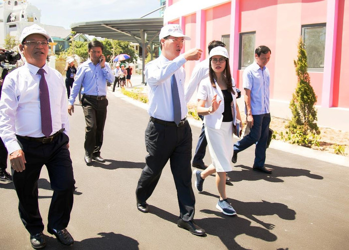 Ông Võ Văn Thưởng lắng nghe thuyết trình về hoạt động của các khu chức năng trong IEC Quảng Ngãi.