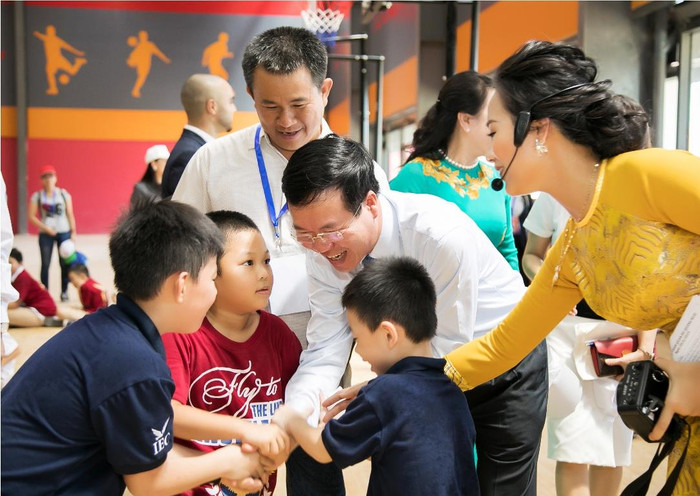 Học sinh IEC Quảng Ngãi vui mừng chào đón một Ủy viên Bộ Chính trị đến thăm.