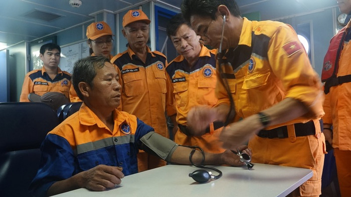Lực lượng cứu nạn hàng hải kiểm tra sức khỏe của các ngư dân gặp nạn trên biển. Ảnh: MRCC Lực lượng cứu nạn hàng hải kiểm tra sức khỏe của các ngư dân gặp nạn trên biển. Ảnh: MRCC