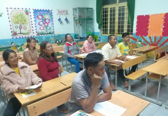 Đắk Nông tăng cường các lớp phổ cập giáo dục, xóa mù chữ. Ảnh: NVCC