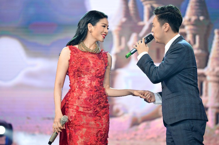 Lê Hiếu - Lệ Quyên trao cho nhau những ánh mắt đám say trong Lâu đài tình ái. Lê Hiếu - Lệ Quyên trao cho nhau những ánh mắt đám say trong Lâu đài tình ái.