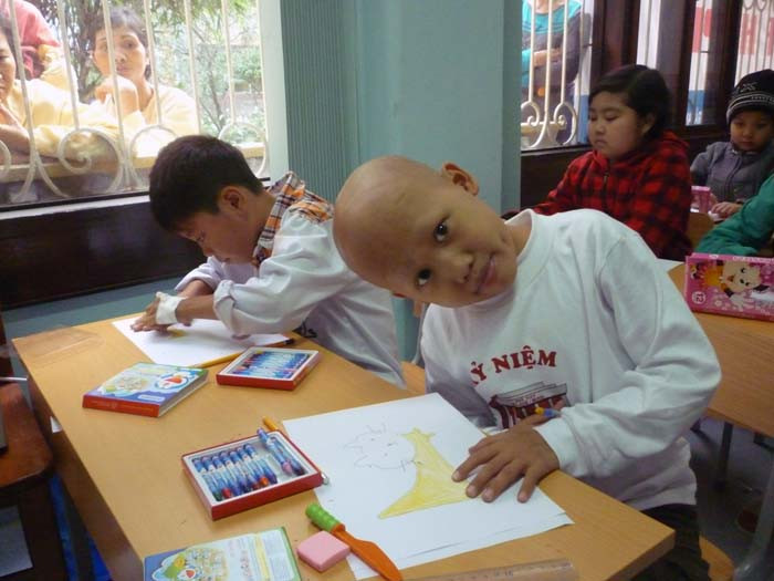 "Hôm nay con đã vẽ được 4 bức tranh theo 4 chủ đề cô giáo giao. Một bức vẽ con mèo, một bức vẽ con chó, một bức vẽ chân dung mẹ và một bức vẽ tranh phong cảnh.... Con muốn tặng mẹ con tất cả những bức tranh của con.."