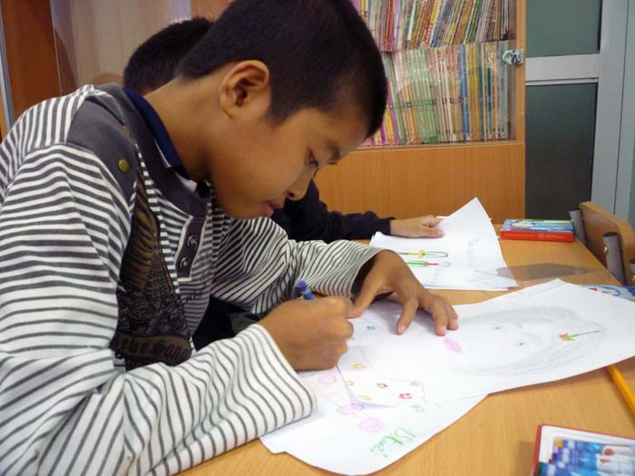 Những chủ đề của cô giáo khiến các em say sưa sáng tạo. (Ảnh Thu Hòe)