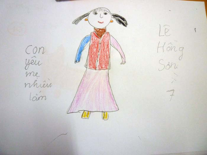 Bức tranh vẽ chân dung mẹ của bé Lê Hồng Sơn kèm thông điệp "Con yêu mẹ nhiều lắm!"