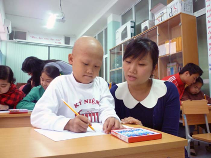 Buổi dạy vẽ đầu tiên của "cô giáo" Hoàng Vượng ở Lớp học Hy vọng. (Ảnh Thu Hòe)