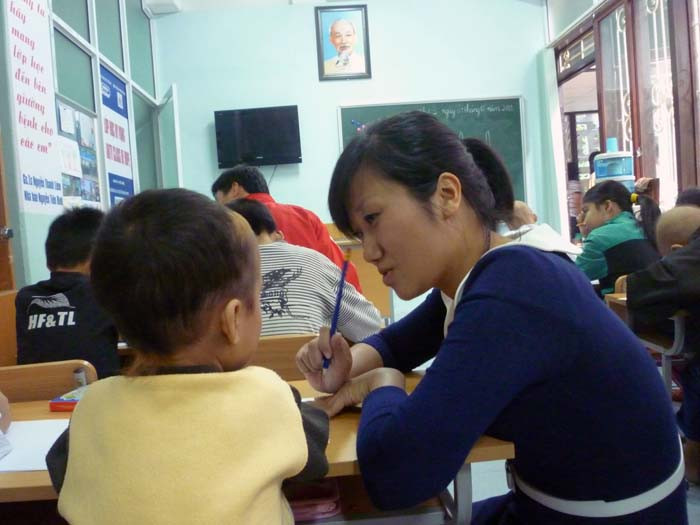 "Đến Lớp học Hy vọng, nhìn thấy các em nhỏ ở đây, mình thấy thương, thấy sự đồng cảm chân thành xuất phát từ đáy lòng. Mình muốn được đồng hành cùng lớp học, cùng các em tìm niềm vui, tìm sự lạc quan, yêu đời, tìm niềm hy vọng qua từng bức vẽ..." (Ảnh Thu Hòe)