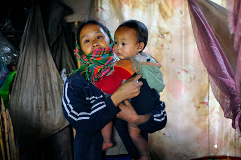 Chị Sùng Thị Xúa mới 30 tuổi nhưng đã là mẹ của 5 đứa con nhỏ (Ảnh Trần Lân) Chị Sùng Thị Xúa mới 30 tuổi nhưng đã là mẹ của 5 đứa con nhỏ (Ảnh Trần Lân)