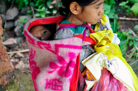 Đoàn thiện nguyện đã tặng bé May một số quần áo ấm, tất, dép mới để động viên em Đoàn thiện nguyện đã tặng bé May một số quần áo ấm, tất, dép mới để động viên em