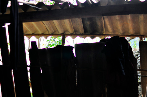 Căn nhà của gia đình chị Sùng Thị Xúa chỉ che được nắng chứ không chắn được gió. (Ảnh Trần Lân) Căn nhà của gia đình chị Sùng Thị Xúa chỉ che được nắng chứ không chắn được gió. (Ảnh Trần Lân)