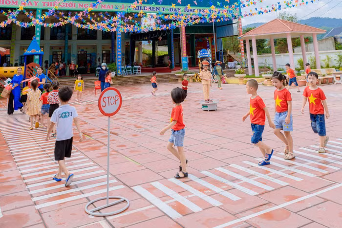 Các em học sinh Trường Mầm non Thị trấn Tây Yên Tử số 1, huyện Sơn Động, tỉnh Bắc Giang tham gia hoạt động trải nghiệm "Bé với sân chơi giao thông" (Nguồn: Phòng Giáo dục và Đào tạo huyện Sơn Động)