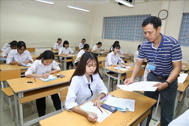 Bộ sẽ nghiên cứu giảm tải chương trình để vừa đảm bảo mục tiêu giáo dục vừa phù hợp với điều kiện dạy học của các nhà trường trong điều kiện ảnh hưởng của dịch Covid-19 (ảnh minh họa - nguồn TTXVN). Bộ sẽ nghiên cứu giảm tải chương trình để vừa đảm bảo mục tiêu giáo dục vừa phù hợp với điều kiện dạy học của các nhà trường trong điều kiện ảnh hưởng của dịch Covid-19 (ảnh minh họa - nguồn TTXVN).