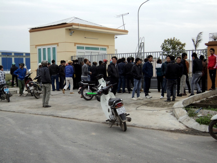 Nhiều người dân hiếu kỳ đã kéo đến bên ngoài nhà máy để xem