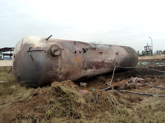 Một bồn chứa khác bị văng khỏi kệ đỡ bằng bê tông, 3 giờ đồng hồ sau khi xảy ra vụ nổ, vẫn bốc khói và bị cháy đen.