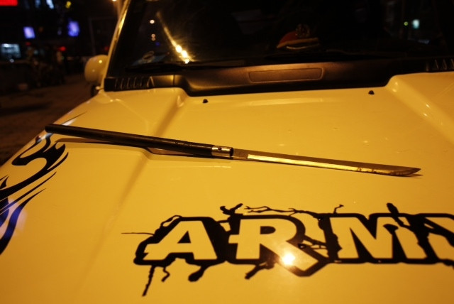 Còn thanh kiếm được để ngay cạnh lái xe