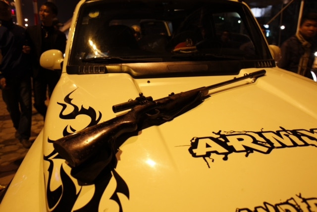 Khẩu súng săn được phát hiện sau cốp xe