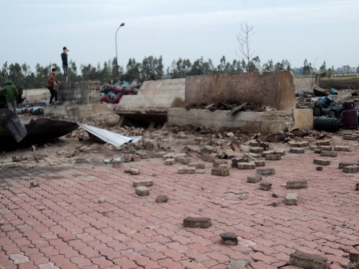 Phần chân đế bằng bê tông cũng bị bật tung