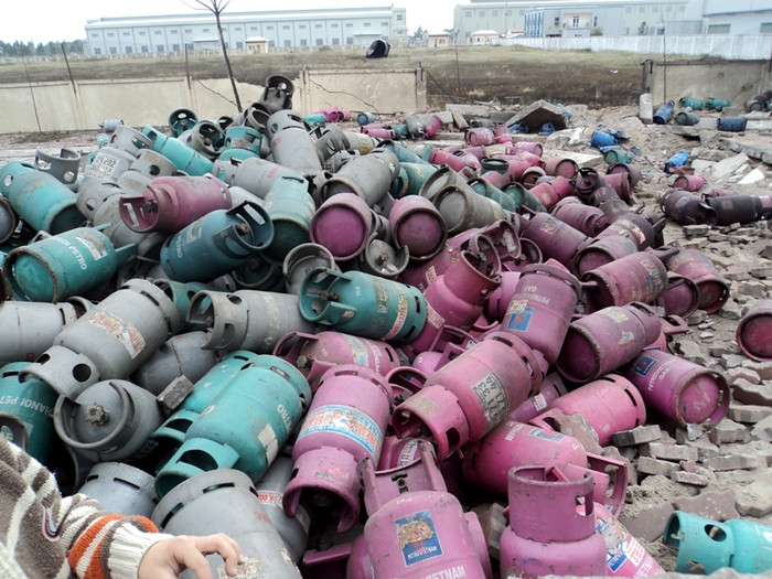 Cách hiện trường khoảng 200 m, một nửa bồn chứa to đã bị văng ra