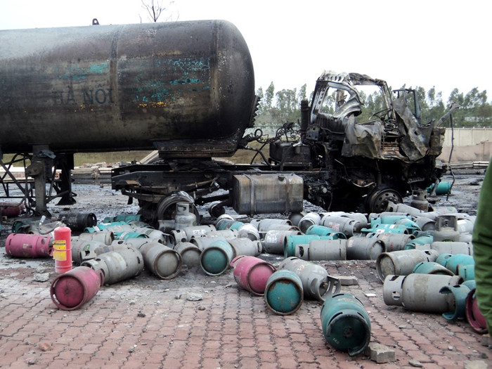 Chiếc xe bồn chở khí gas hóa lỏng bị cháy rụi thành đống sắt vụn (Ảnh: Tuấn Nam)