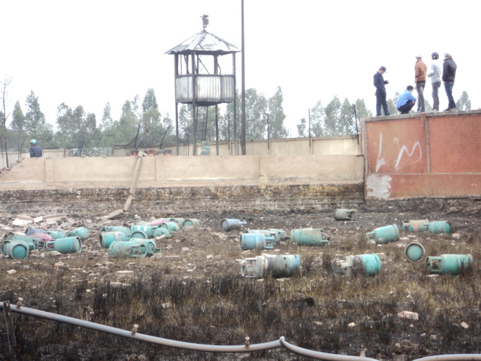 Xung quanh bán kính 100m là các bình gas nằm chỏng chơ