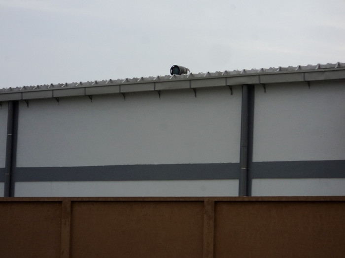 Có bình gas bị bắn mạnh nằm trên nóc một doanh nghiệp cách đó 50 m.