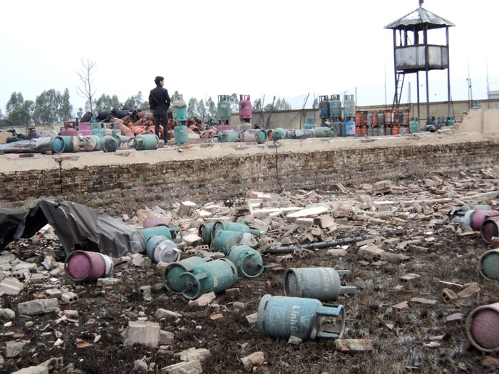 Tường bao của nhà máy vỡ vụn