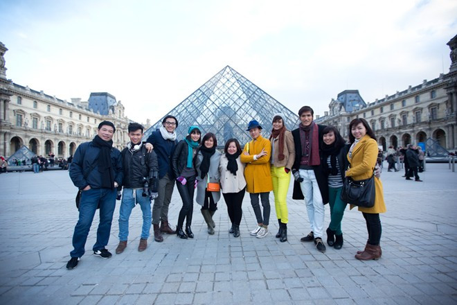 Top 4 cùng ê-kíp của Vietnam's Next Top Model tại Paris Top 4 cùng ê-kíp của Vietnam's Next Top Model tại Paris