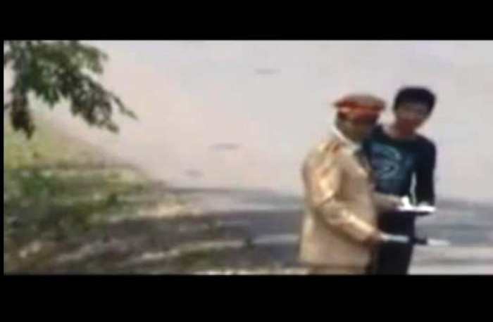 Khâu kiểm tra giấy tờ của vị CSGT này diễn ra rất nhanh. (ảnh cắt từ clip) Khâu kiểm tra giấy tờ của vị CSGT này diễn ra rất nhanh. (ảnh cắt từ clip)